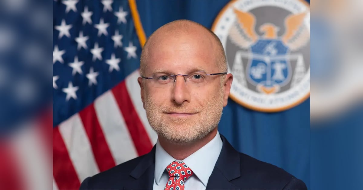 Official portrait of FCC Chairman Brendan Carr